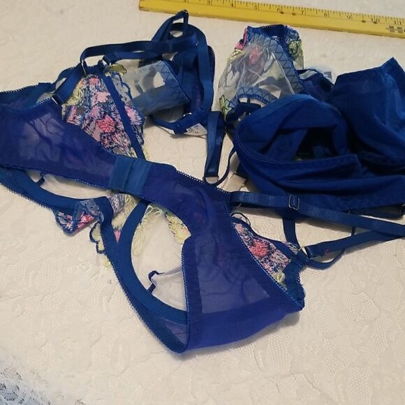 Beautiful 4 pieces lingerie never worn medium - Picture 8 of 11
